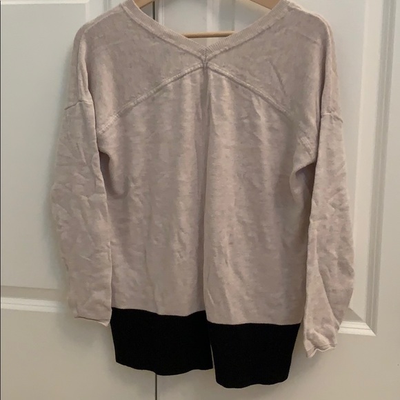 Banana Republic cream V-neck sweater - Picture 3 of 3